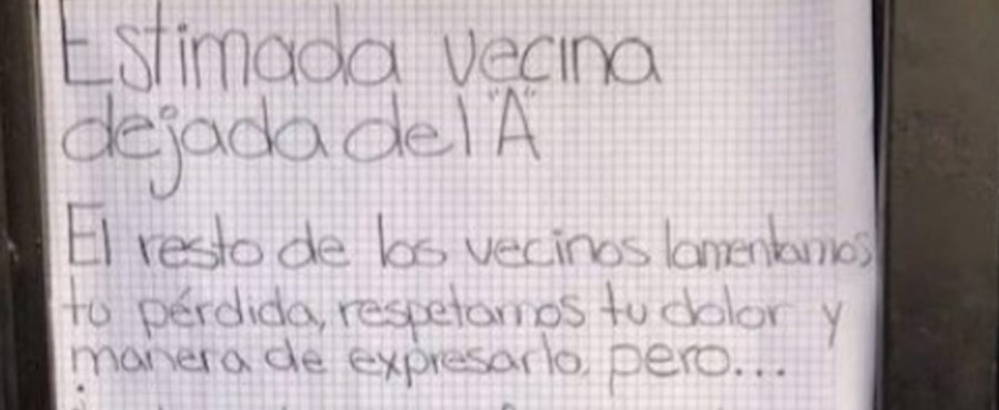 Cortó con su novio, no dejó dormir a todo el edificio y una vecina le dejó un cartel que se hizo viral | Redes