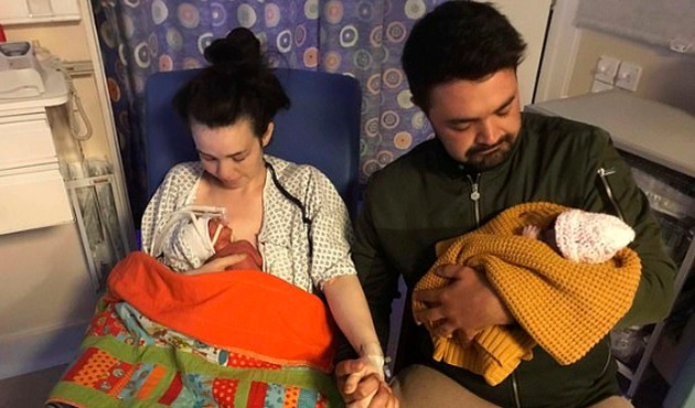 La madre que pasó dos semanas con su beba muerta: se la presentó a sus hermanos y la sacó a pasear | Internacionales