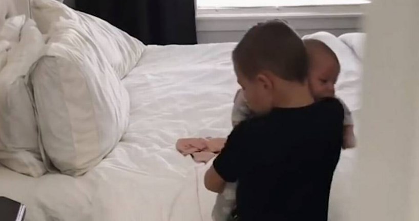 El tierno gesto de un nene con su hermana bebé para calmarla cuando lloraba | Redes