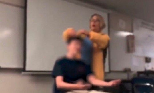 Una maestra fue presa por cortarle el pelo a la fuerza a sus alumnos | Curiosidades