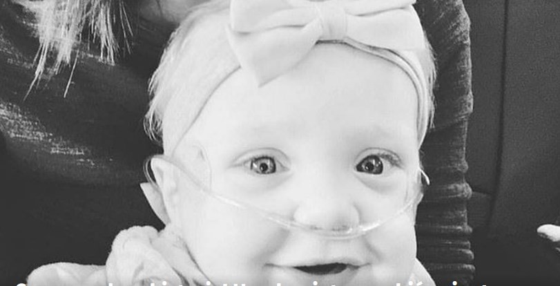 Viral conmovedor: le dejó su asiento en primera a una mujer que viajaba con su hija enferma | Redes