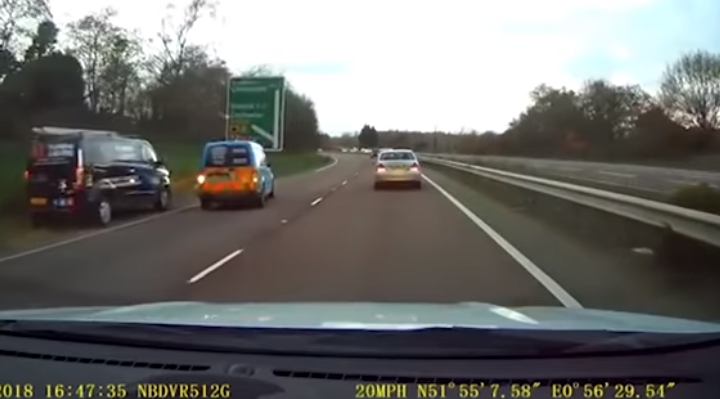 Video: se desvaneció mientras manejaba, su hijo de ocho años se puso al volante y la salvó | Redes