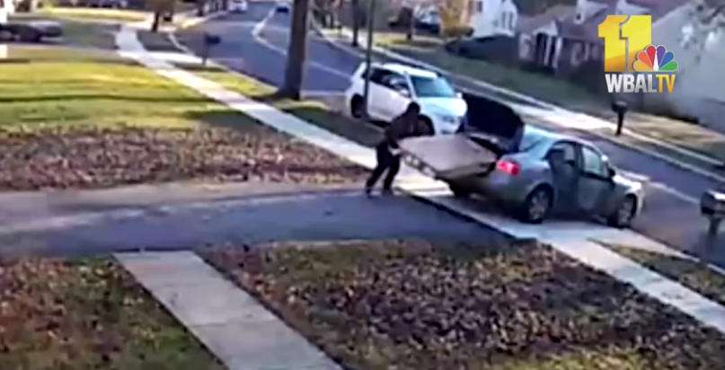 El ladrón más torpe del mundo: se robó un televisor muy grande para guardar en su auto | Redes