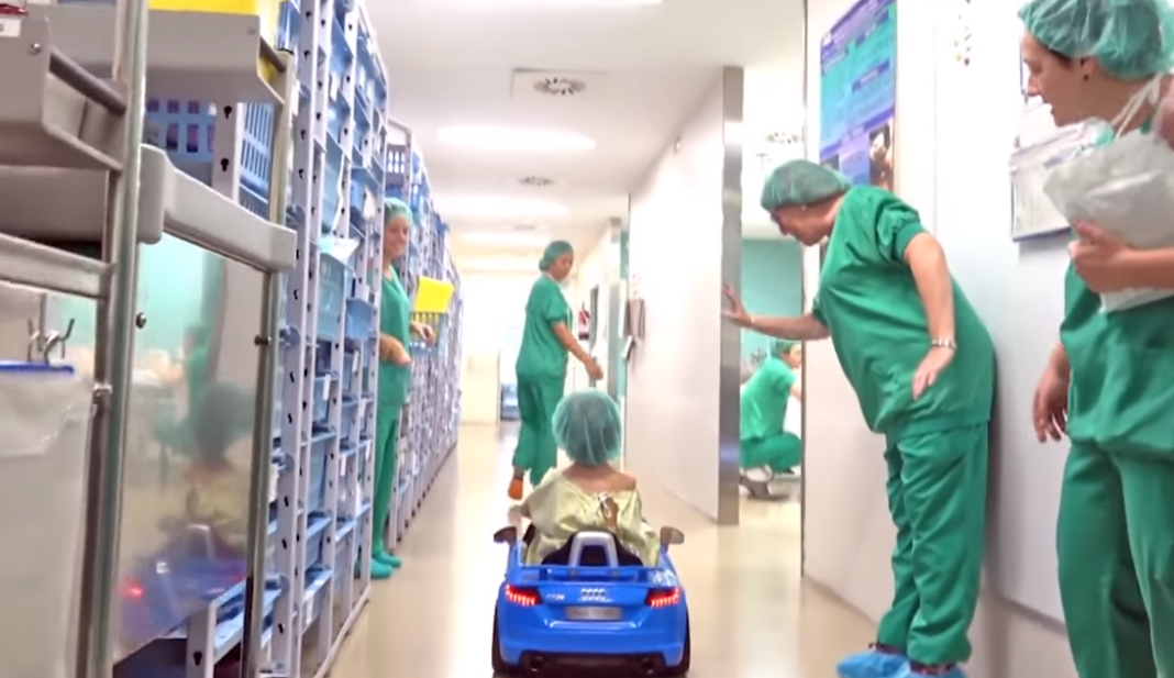 Video: el hospital en el que los nenes entran al quirófano manejando un descapotable | Redes