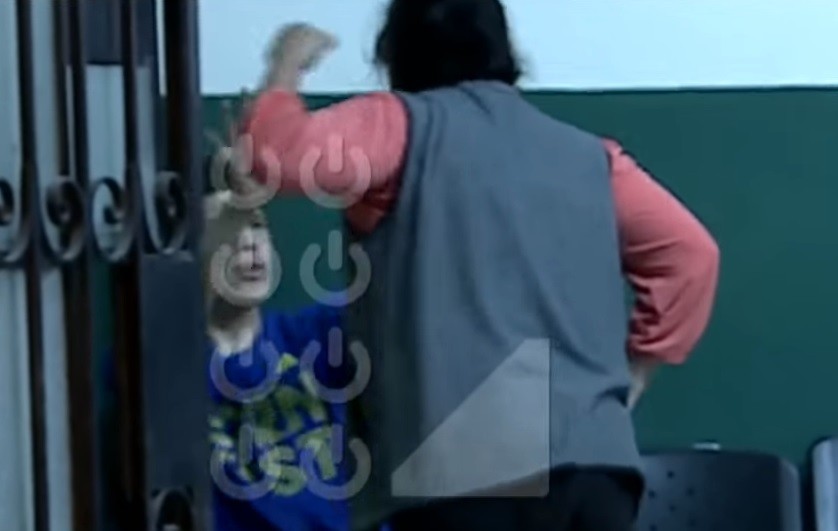 Detuvieron a un joven por robo y su mamá le dio una paliza en la comisaría | Redes