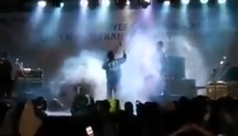 El momento en que el tsunami de Indonesia arrasó en un concierto: murieron el bajista y el mánager | Internacionales