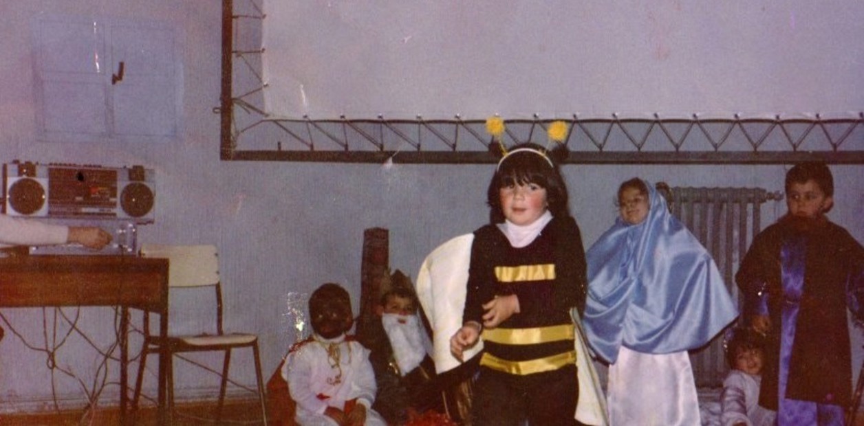 La mamá que entendió mal y disfrazó a su hija de “abeja de Belén” para el pesebre escolar | Redes