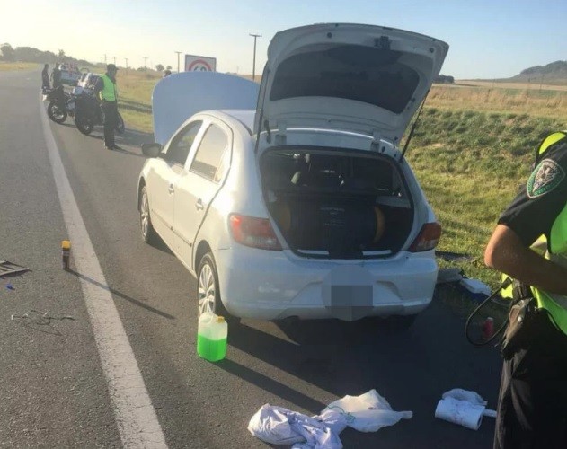 Quiso evadir un control en la ruta y casi atropella a un policía: llevaba droga en el auto | Actualidad