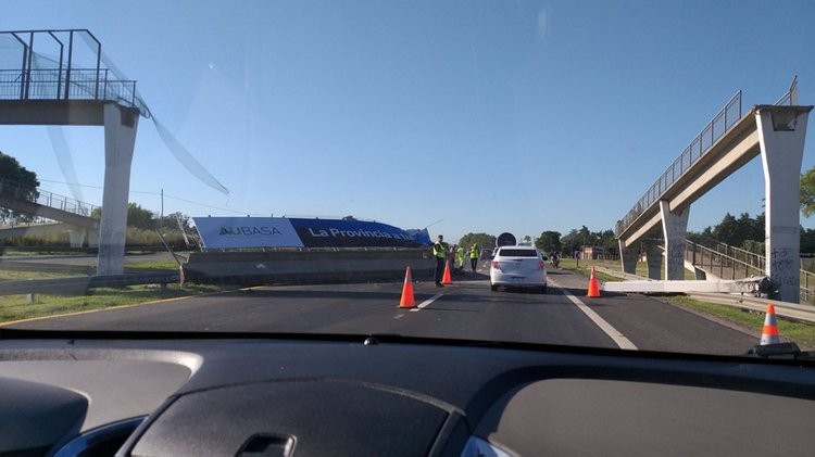 Un camión tiró un puente peatonal en la ruta 2: demoras en el tránsito | Actualidad