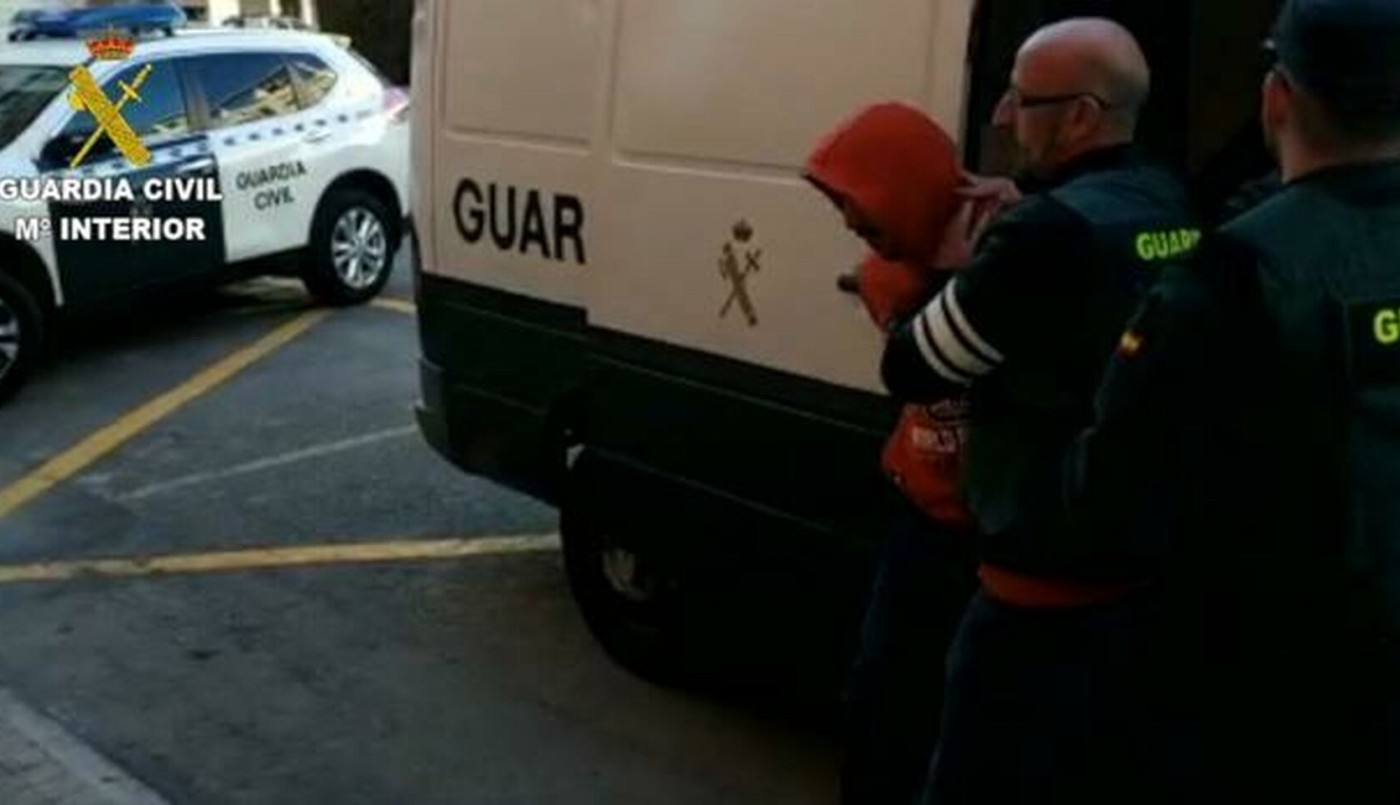 España: cuatro hombres, detenidos in fraganti mientras violaban a una mujer | Internacionales