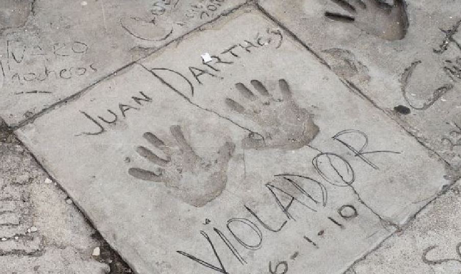 Escribieron "violador" en una baldosa con la manos de Darthés | Espectáculos
