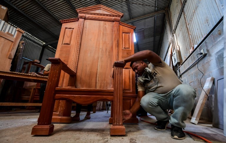 Panameños construyen una enorme silla para la visita del papa Francisco | Internacionales