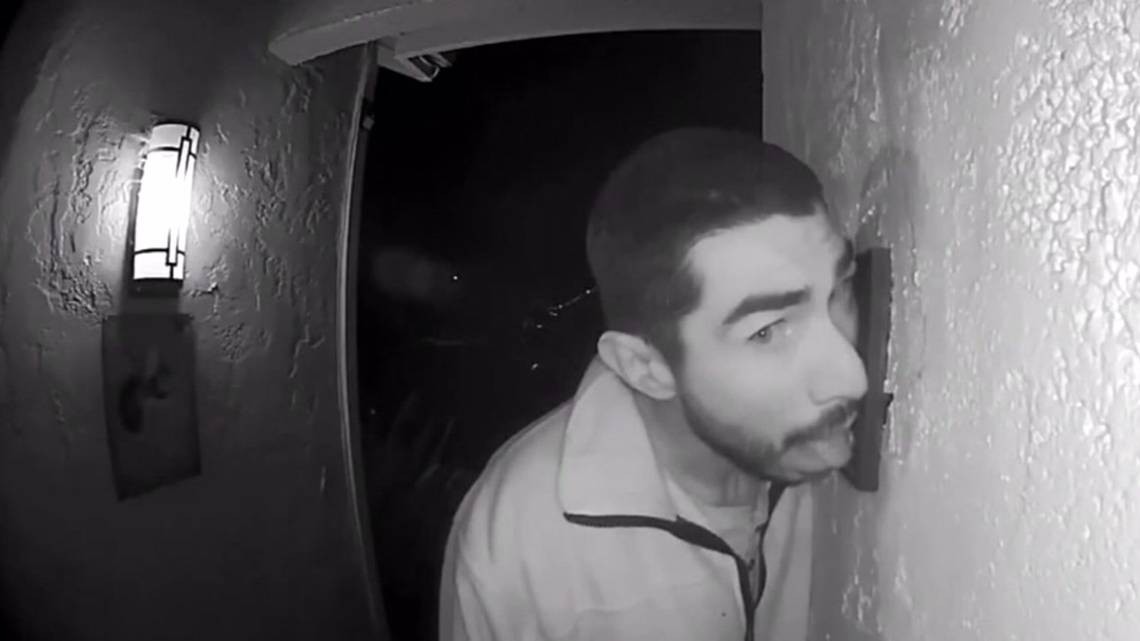 El extraño caso del hombre que fue captado lamiendo el timbre de una casa durante tres horas | Curiosidades