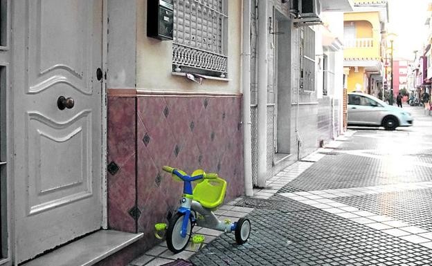 El triciclo que espera por Julen, el nene que cayó en un pozo de 100 metros de profundidad en España | Internacionales