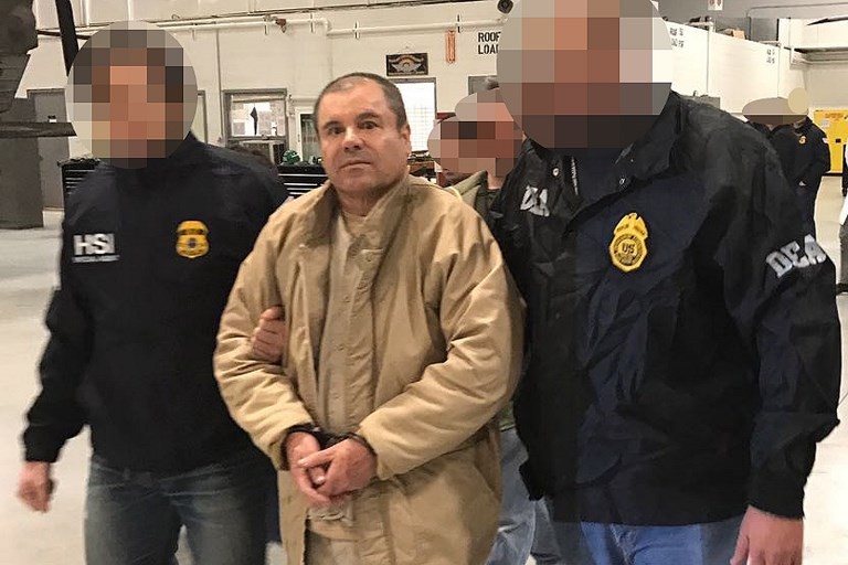 El día que el ejército mexicano paseó al Chapo Guzmán cabeza abajo en helicóptero | Internacionales