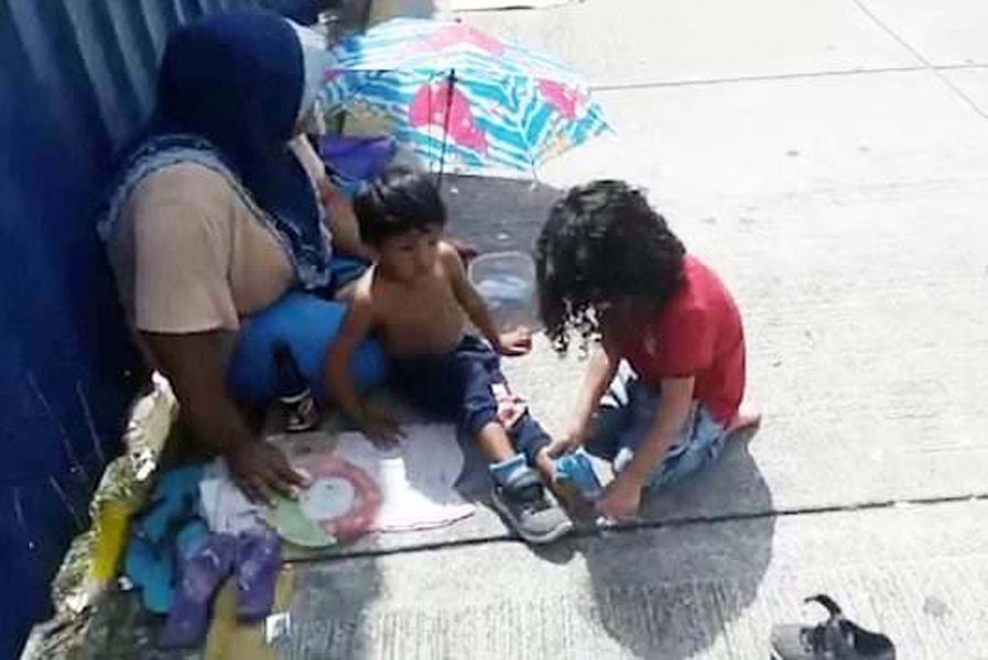 Viral solidario: el gesto de un nene que le regala sus zapatos a otro que vive en la calle | Redes