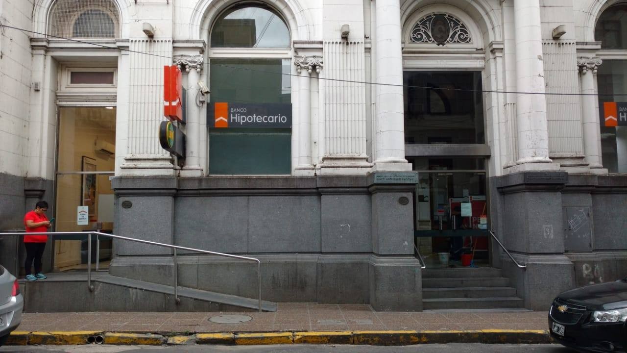 Detienen a un policía con más de 60 tarjetas de débito en un cajero | Actualidad
