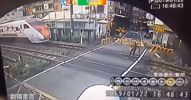 Impresionante video: una anciana se salvó por segundos de ser arrollada por un tren | Redes