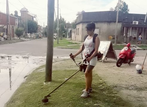 La mujer que se ofrece para cortarle el pasto a sus vecinos para darle de comer a sus hijos | Actualidad