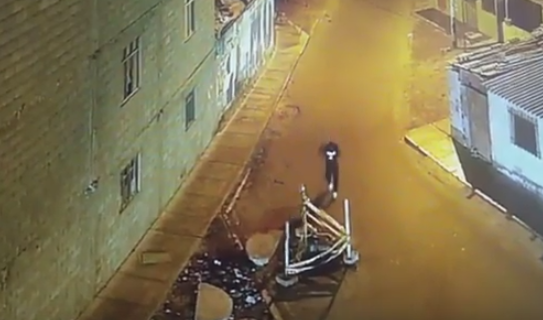 Video: se cayó en una alcantarilla al caminar distraído con el celular | Redes