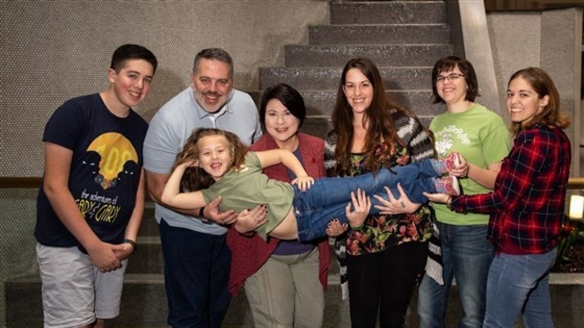 Se hizo un análisis de ADN para encontrar a su padre, pero a cambio halló tres hijas | Curiosidades