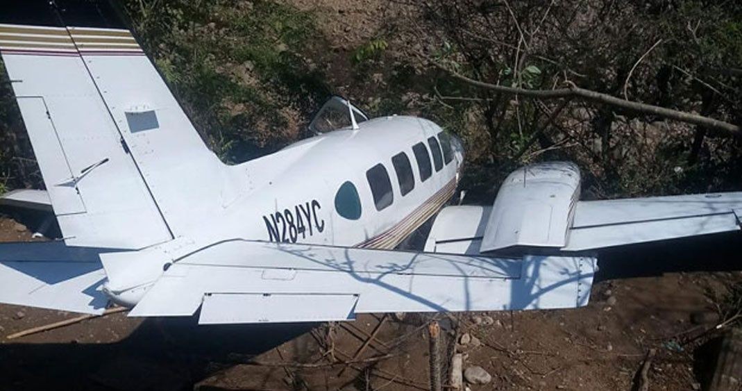 Una avioneta se estrelló en el patio de su casa y los pilotos huyeron | Internacionales