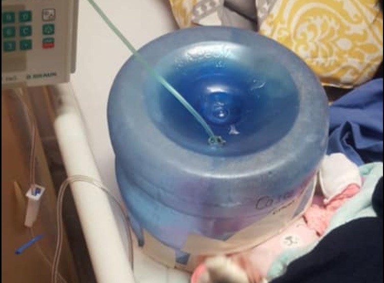 Denuncia viral: usaron un bidón de agua como máscara de oxígeno para una recién nacida | Redes
