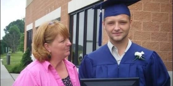 La durísima foto de una madre acariciando el rostro de su hijo de 29 años muerto por una sobredosis | Internacionales