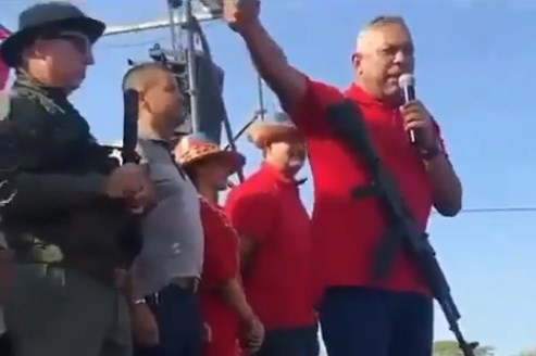 Video: un diputado de Maduro dio un discurso cargando un fusil | Internacionales