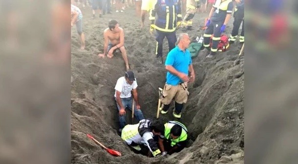 Murió un hombre que quedó sepultado mientras hacía un túnel de arena en la playa | Internacionales