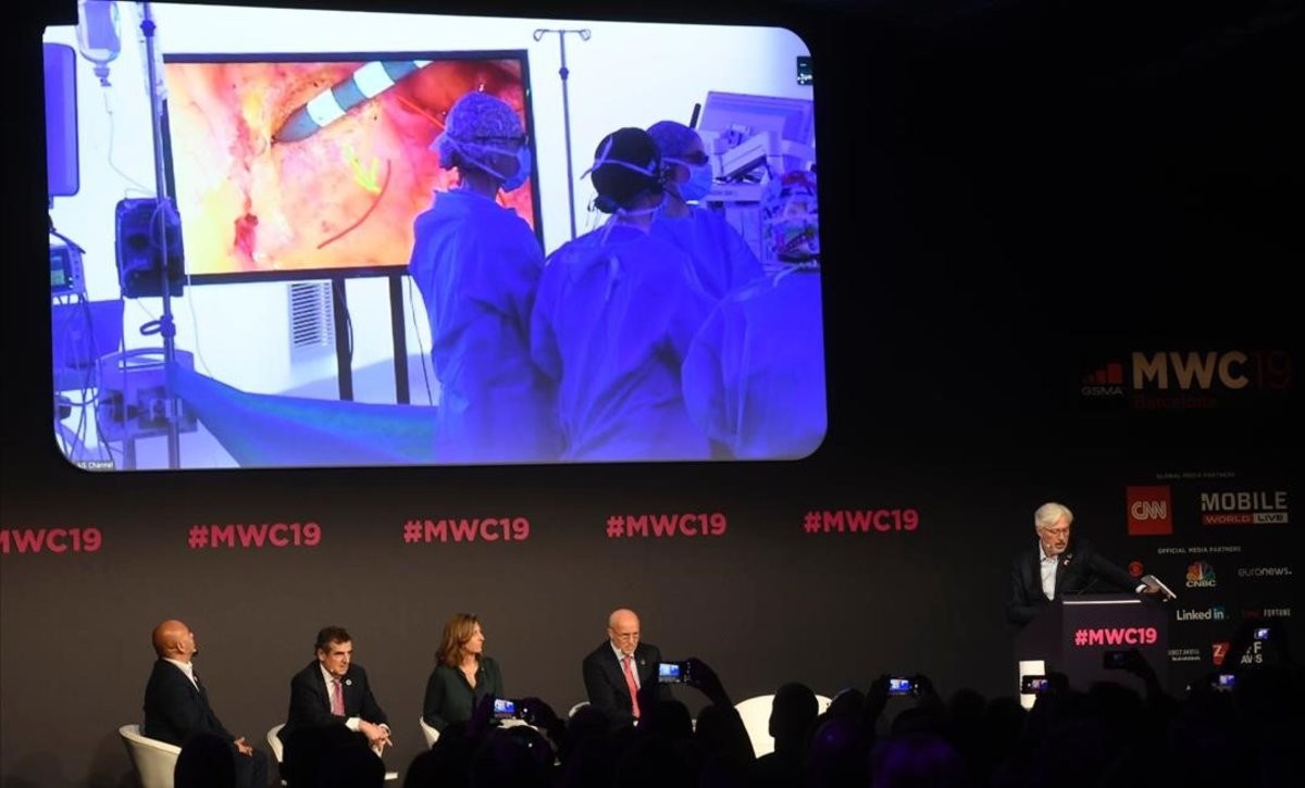 Un cirujano realiza la "primera" operación guiada a distancia con red 5G | Internacionales