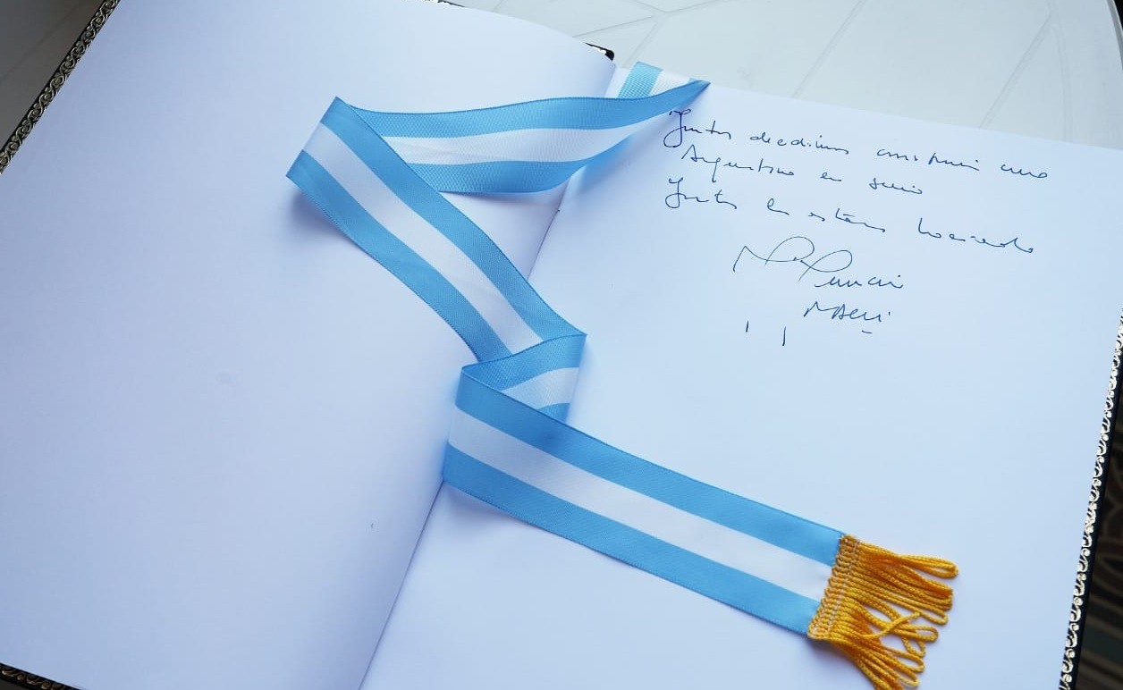 Macri dejó su mensaje optimista en el Libro de Honor del Senado | Política