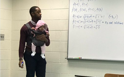 Viral tierno: un estudiante fue a una clase con su bebé y el profesor lo alzó para que pueda tomar apuntes | Redes
