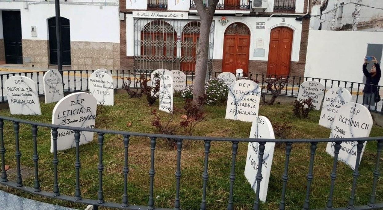 Un pueblo español colocó lápidas en homenaje a las mujeres asesinadas | Internacionales