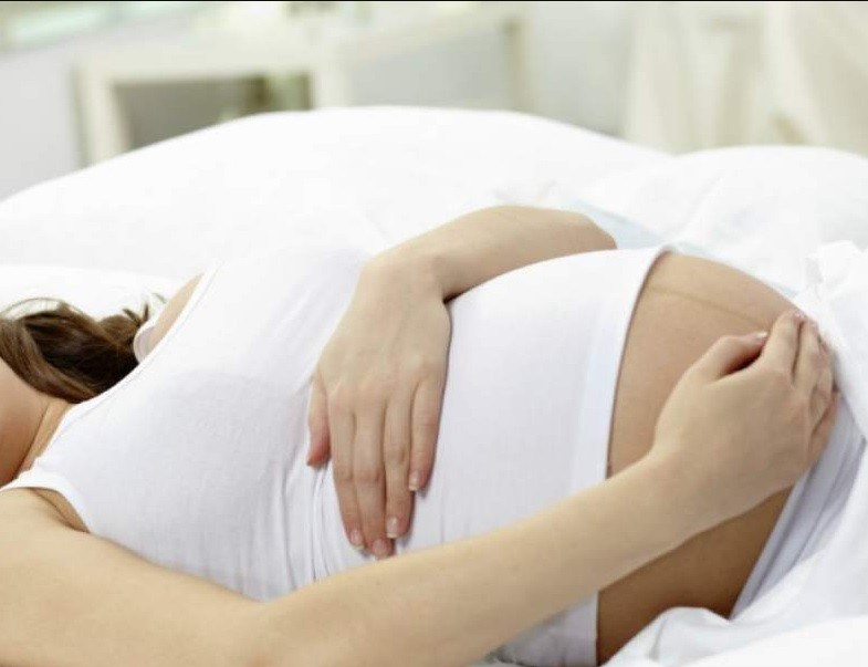 Intentó dar a luz con la ayuda de un tutorial de Youtube: murieron la mujer y el bebé | Internacionales