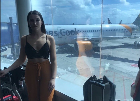 Una joven indignada con una aerolínea porque la obligaron a taparse con una campera | Internacionales