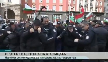 "Fuego amigo": el policía que roció por accidente con gas pimienta a sus propios compañeros | Internacionales