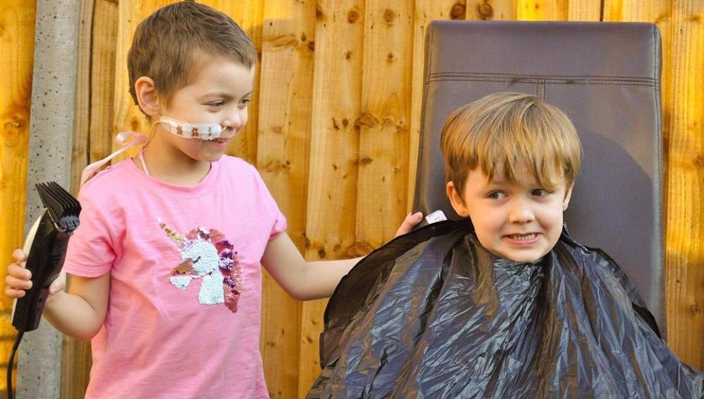 Video conmovedor: el nene de 6 años que se rapó en solidaridad con su amiga que tiene cáncer | Curiosidades
