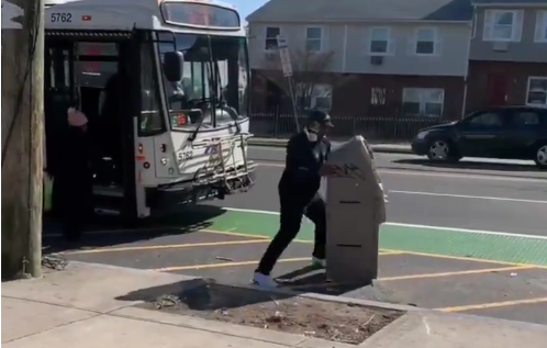 Insólito: un ladrón intenta huir en un colectivo con un cajero automático a cuestas | Redes