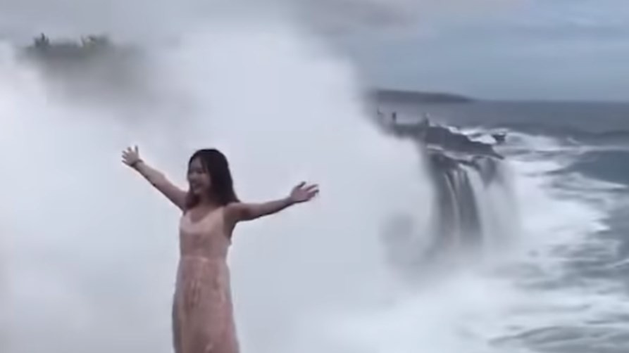 Video viral: posaba para la "foto perfecta", una ola la arrastró y se salvó de milagro | Curiosidades