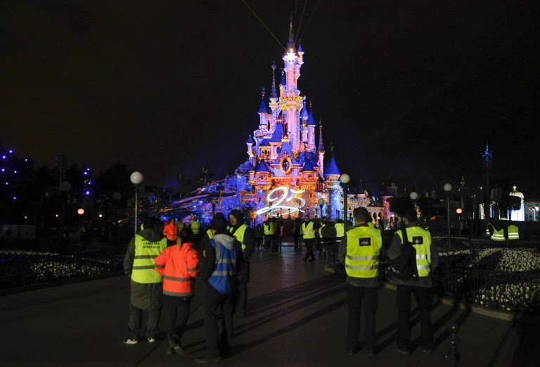 Pánico en Disneyland París por una falsa alarma que provocó una estampida entre los turistas | Internacionales