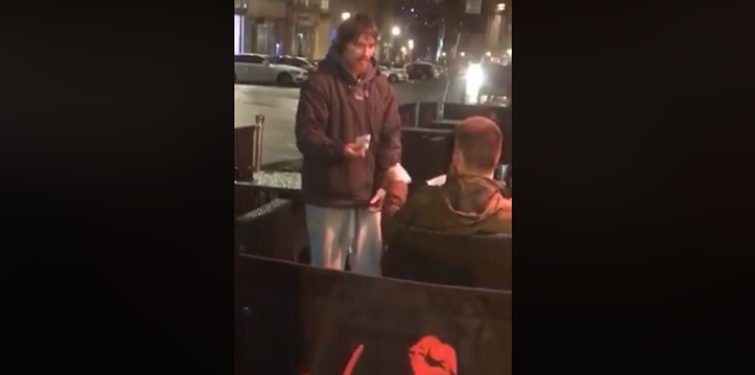 Viral emocionante: el increíble gesto de un grupo de chicos con un hombre sin hogar que les pidió plata | Redes