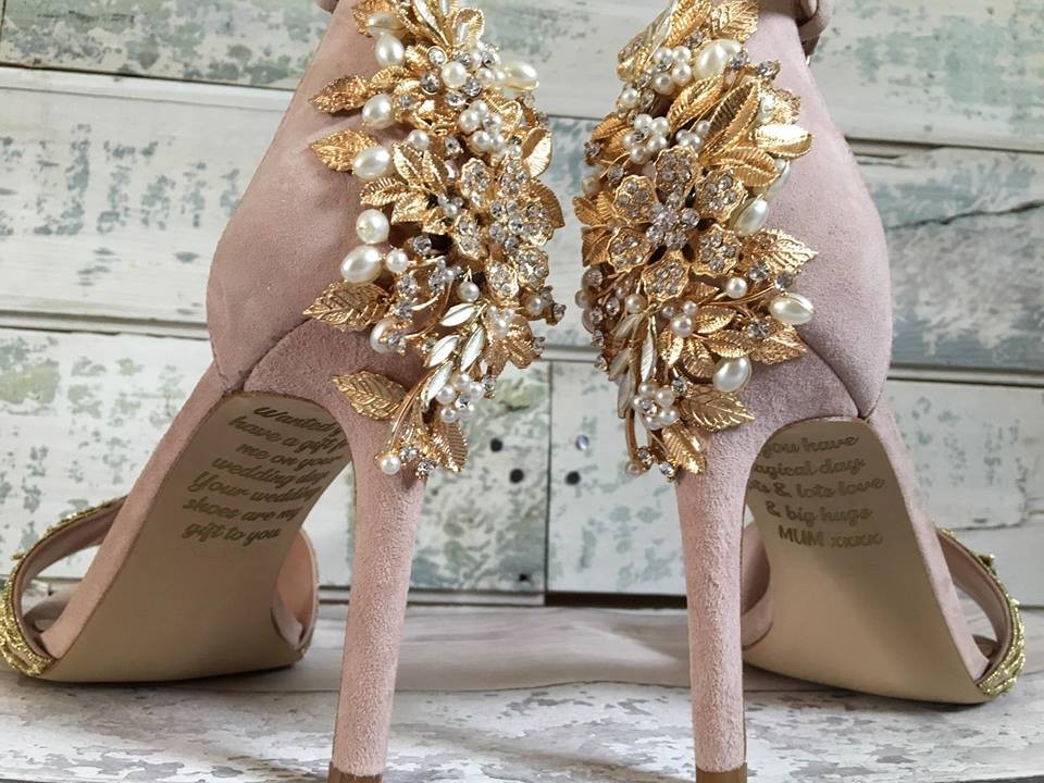 Descubrió un emotivo mensaje de su madre muerta, escondido en sus zapatos de boda | Redes