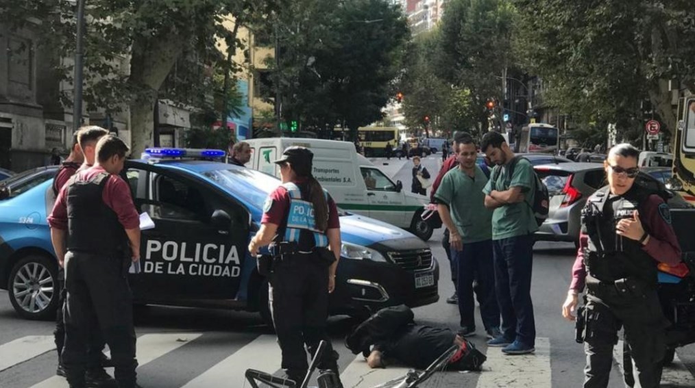 Murió un ciclista atropellado por un colectivo en Santa Fe y Azcuénaga | Actualidad