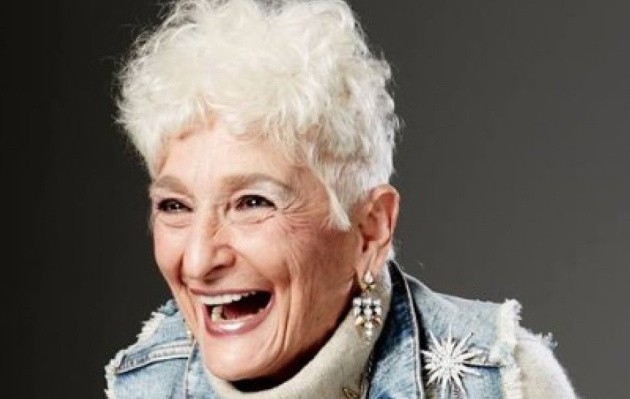 La mujer de 82 años que es fanática de Tinder y sólo tiene citas con hombres menores de 50 | Redes