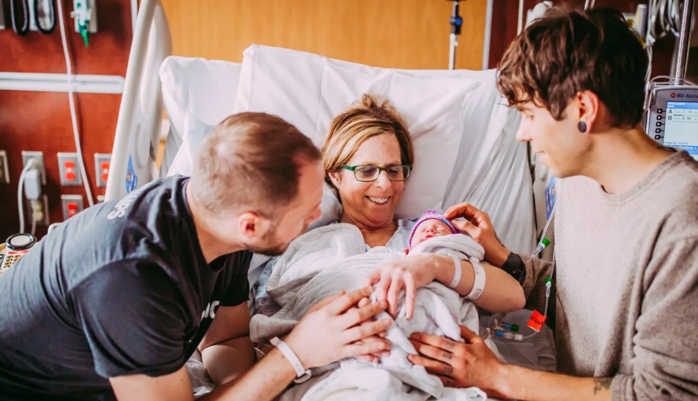 Una mujer de 61 años dio a luz a su nieta para que su hijo gay sea padre | Curiosidades