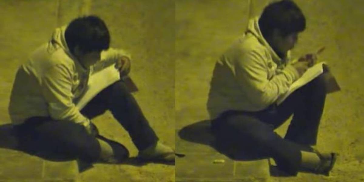 Nene hace la tarea en la calle porque en su casa le cortaron la luz por falta de pago | Curiosidades