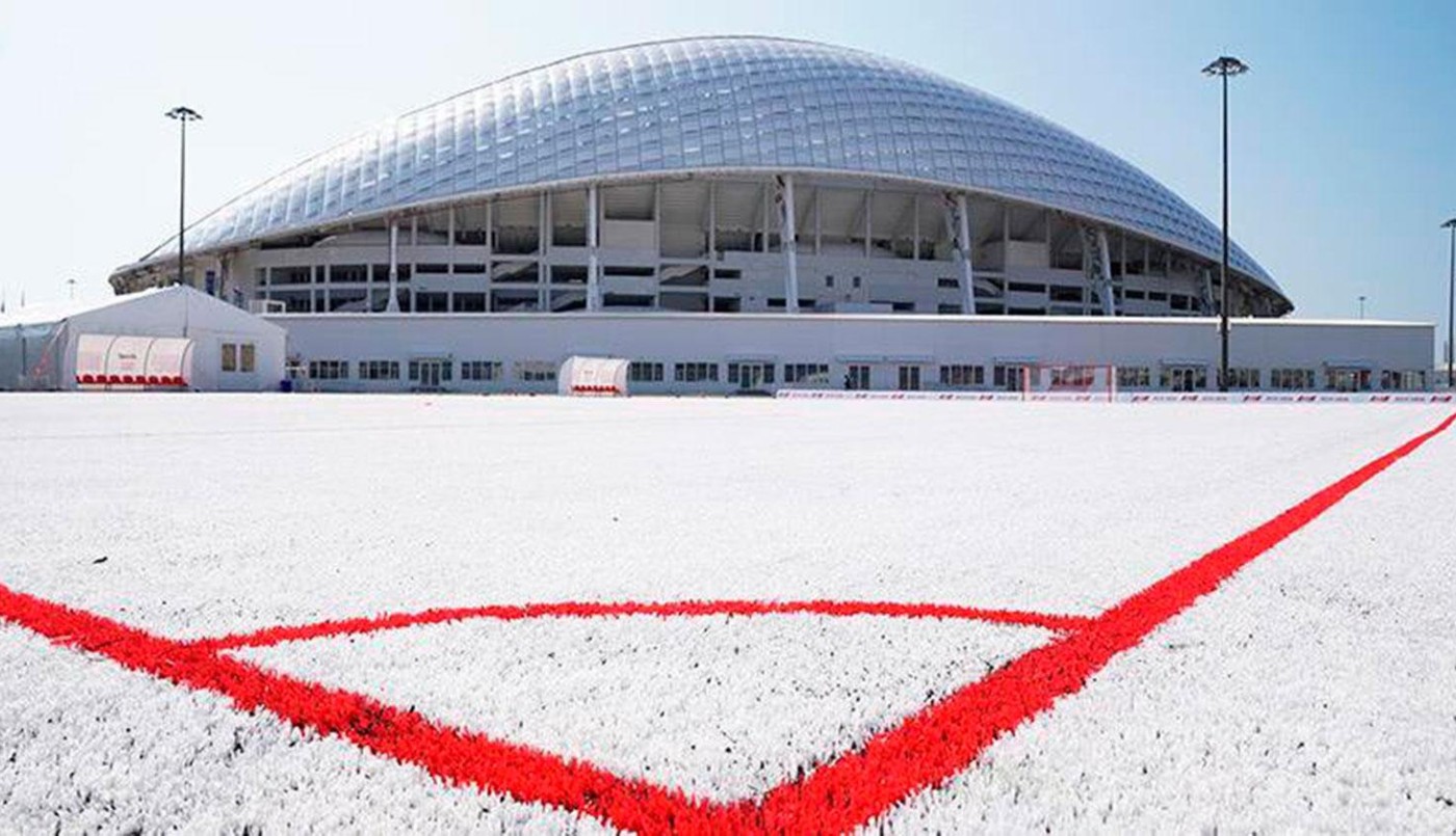 Utilizan 50 mil vasos descartables para hacer una cancha de fútbol | Curiosidades