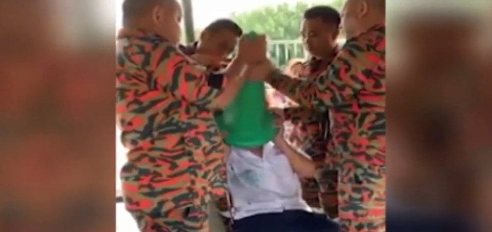 Empezó con una broma y terminó con la cabeza atrapada en un cono | Curiosidades