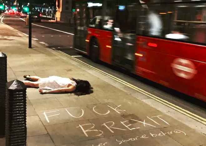 La artista que creó la "antiselfie": se saca fotos "muerta" en lugares turísticos | Redes